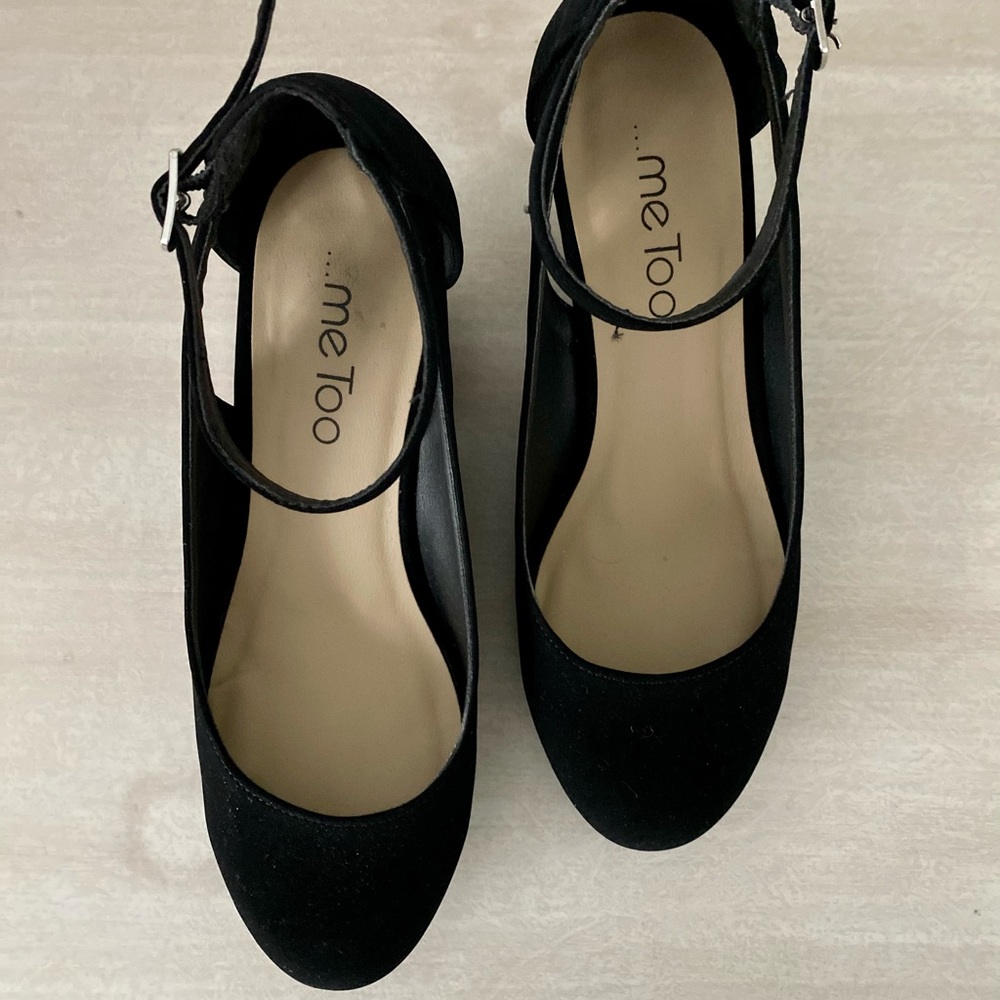 Me too, black wedges size 5.5. Good condition.